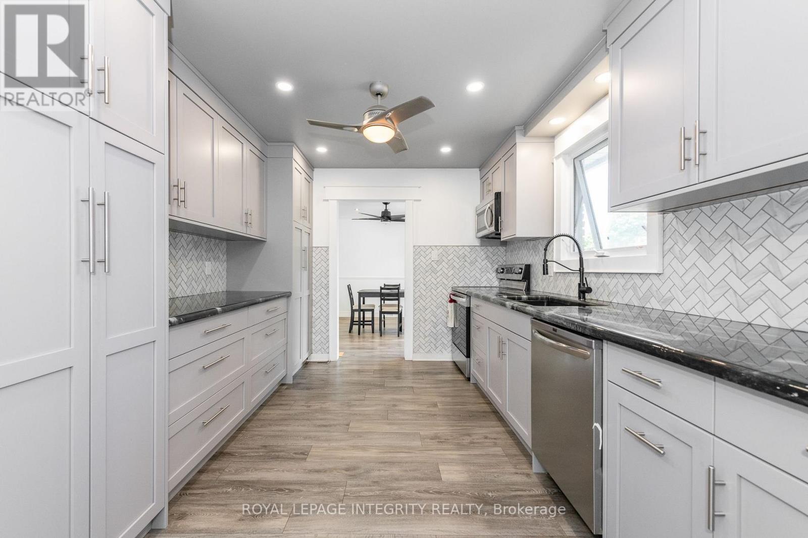 95 Mcclellan Road, Ottawa, ON - Indoor Photo Showing Kitchen With Upgraded Kitchen