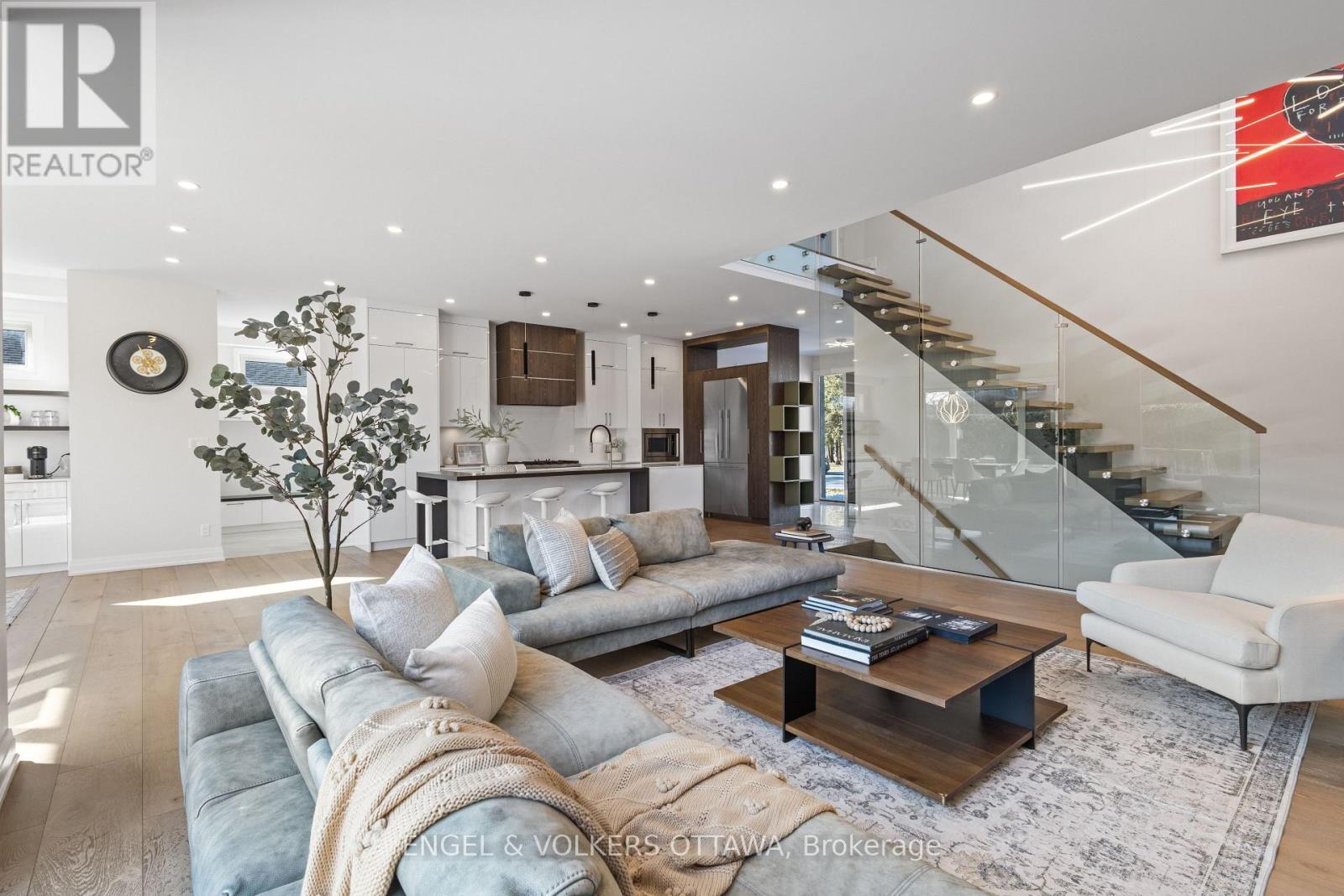 736 Sherbourne Road, Ottawa, ON - Indoor Photo Showing Living Room