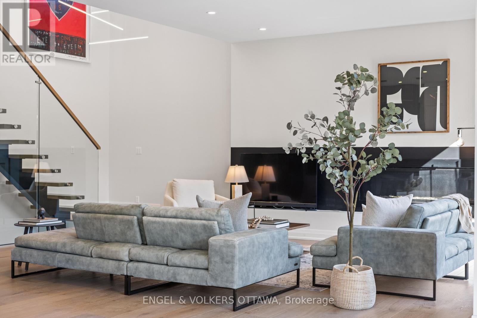 736 Sherbourne Road, Ottawa, ON - Indoor Photo Showing Living Room
