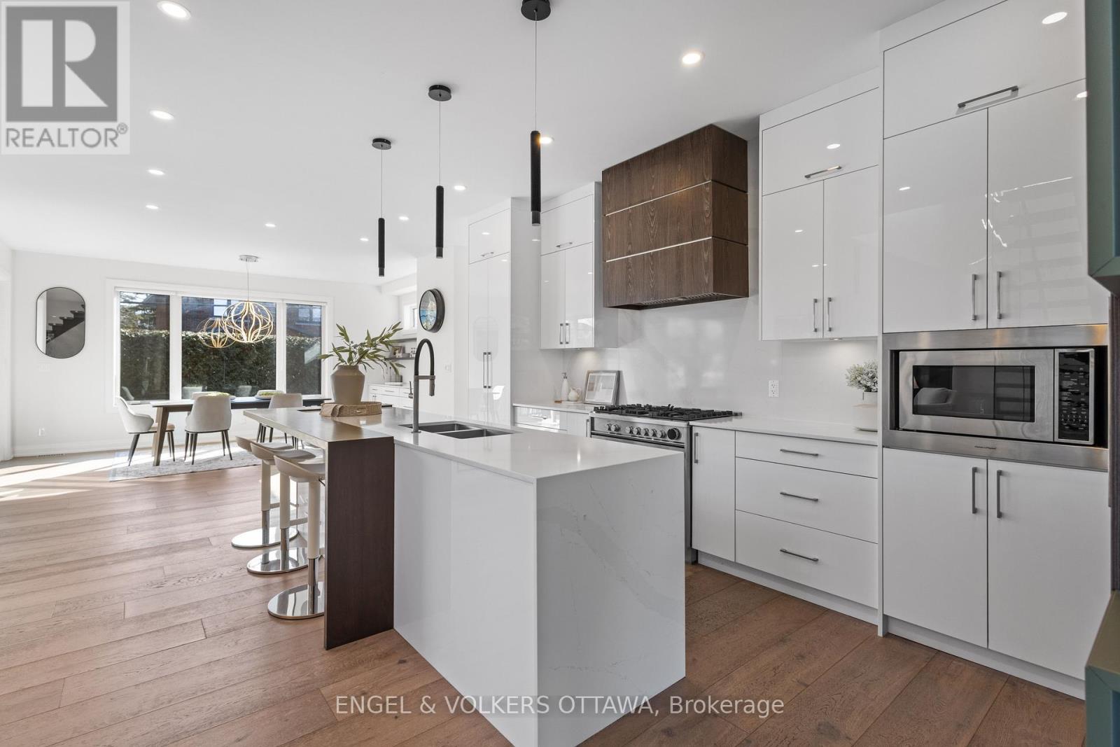 736 Sherbourne Road, Ottawa, ON - Indoor Photo Showing Kitchen With Double Sink With Upgraded Kitchen