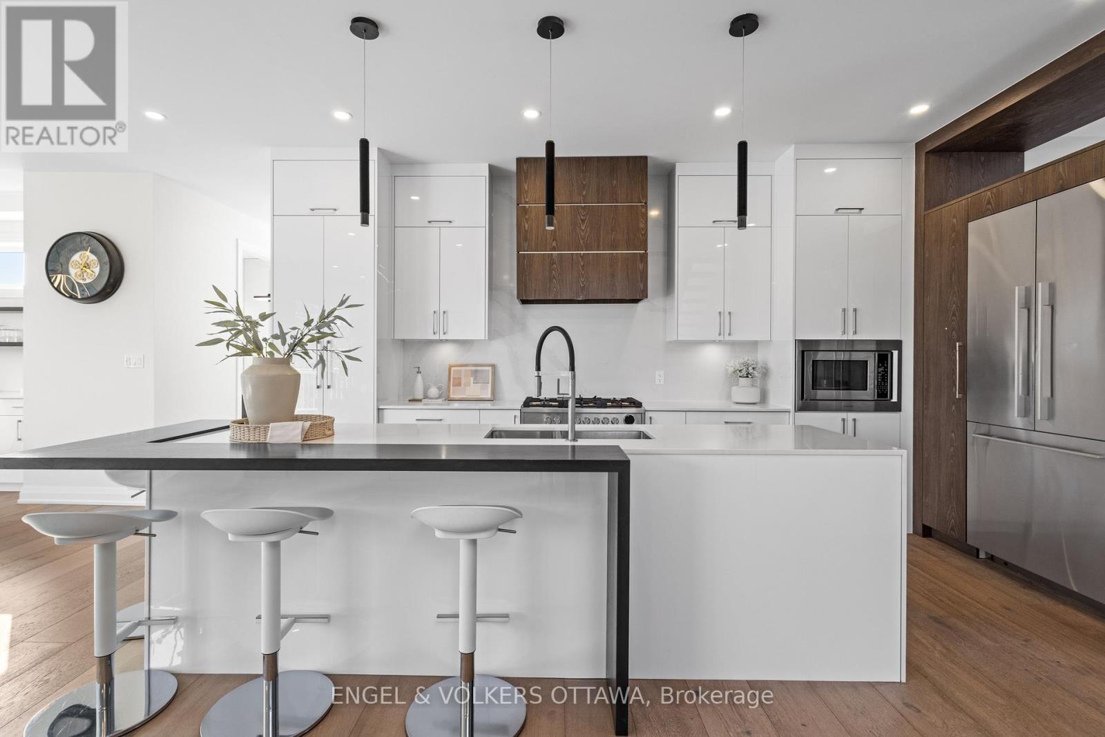 736 Sherbourne Road, Ottawa, ON - Indoor Photo Showing Kitchen With Upgraded Kitchen