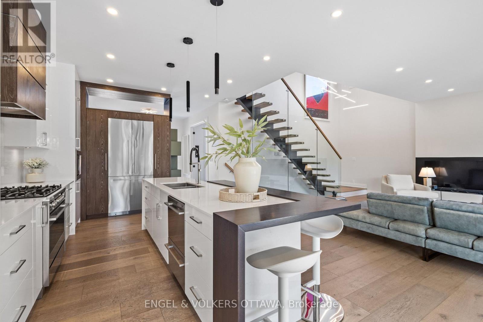 736 Sherbourne Road, Ottawa, ON - Indoor Photo Showing Kitchen With Upgraded Kitchen