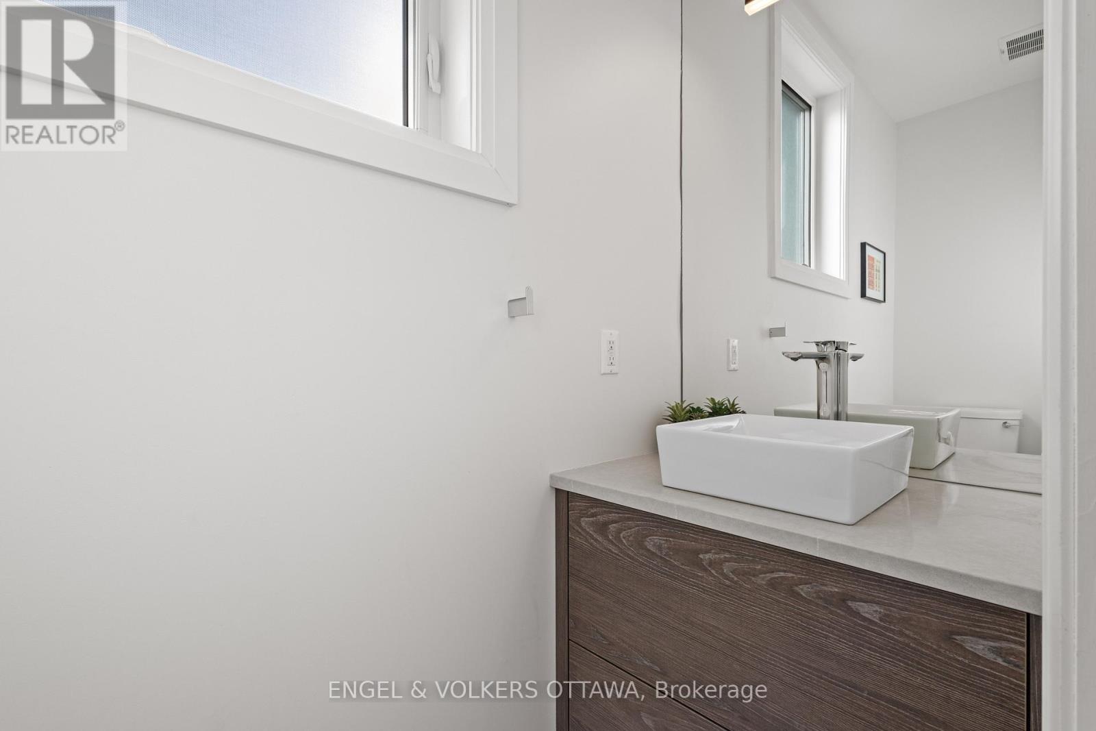 736 Sherbourne Road, Ottawa, ON - Indoor Photo Showing Bathroom