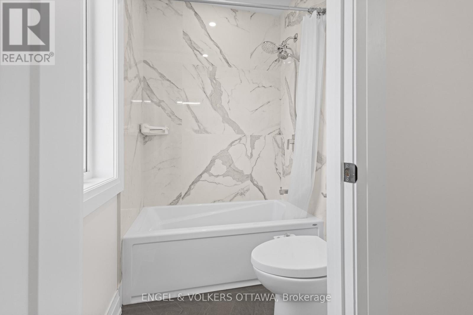 736 Sherbourne Road, Ottawa, ON - Indoor Photo Showing Bathroom