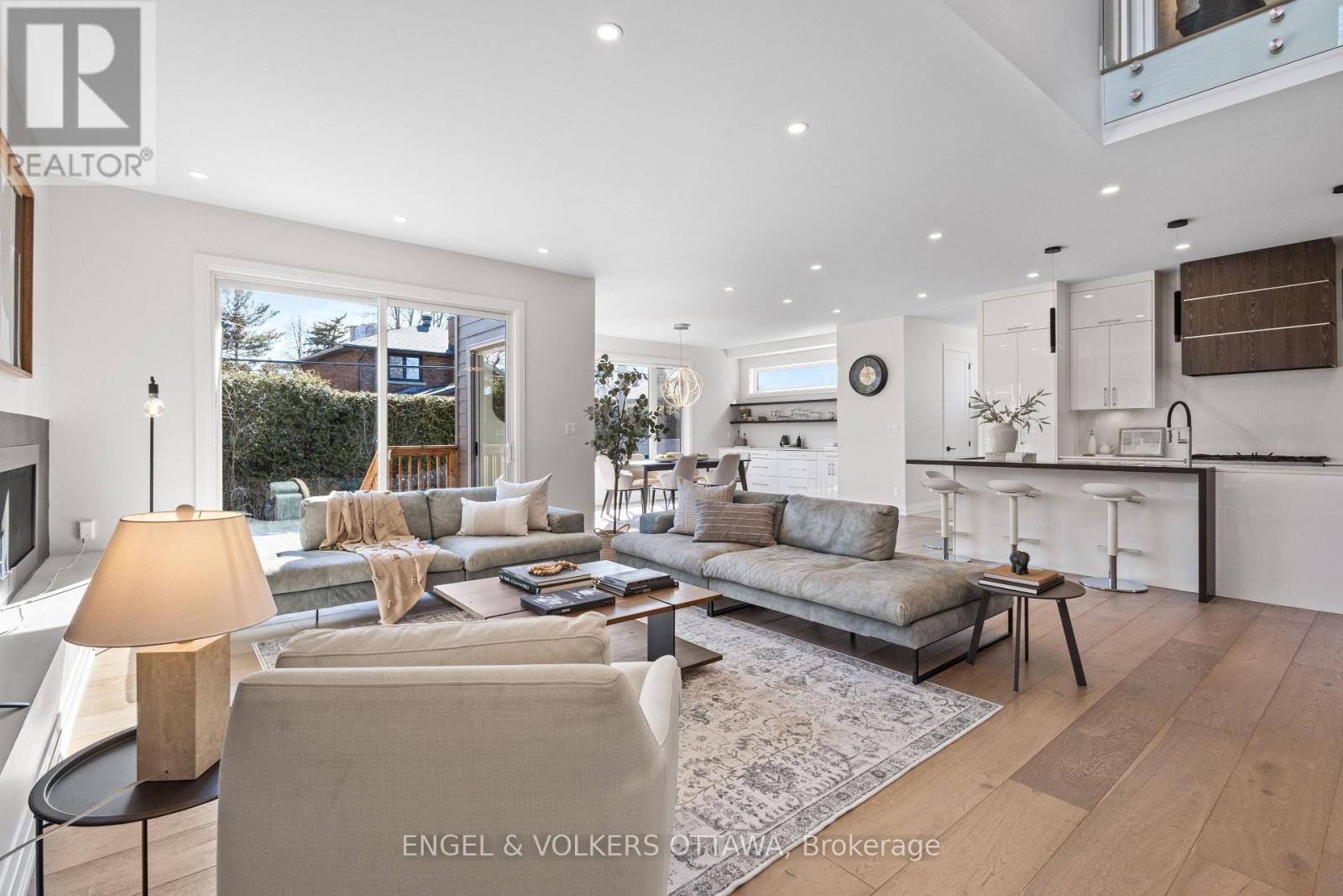 736 Sherbourne Road, Ottawa, ON - Indoor Photo Showing Living Room With Fireplace