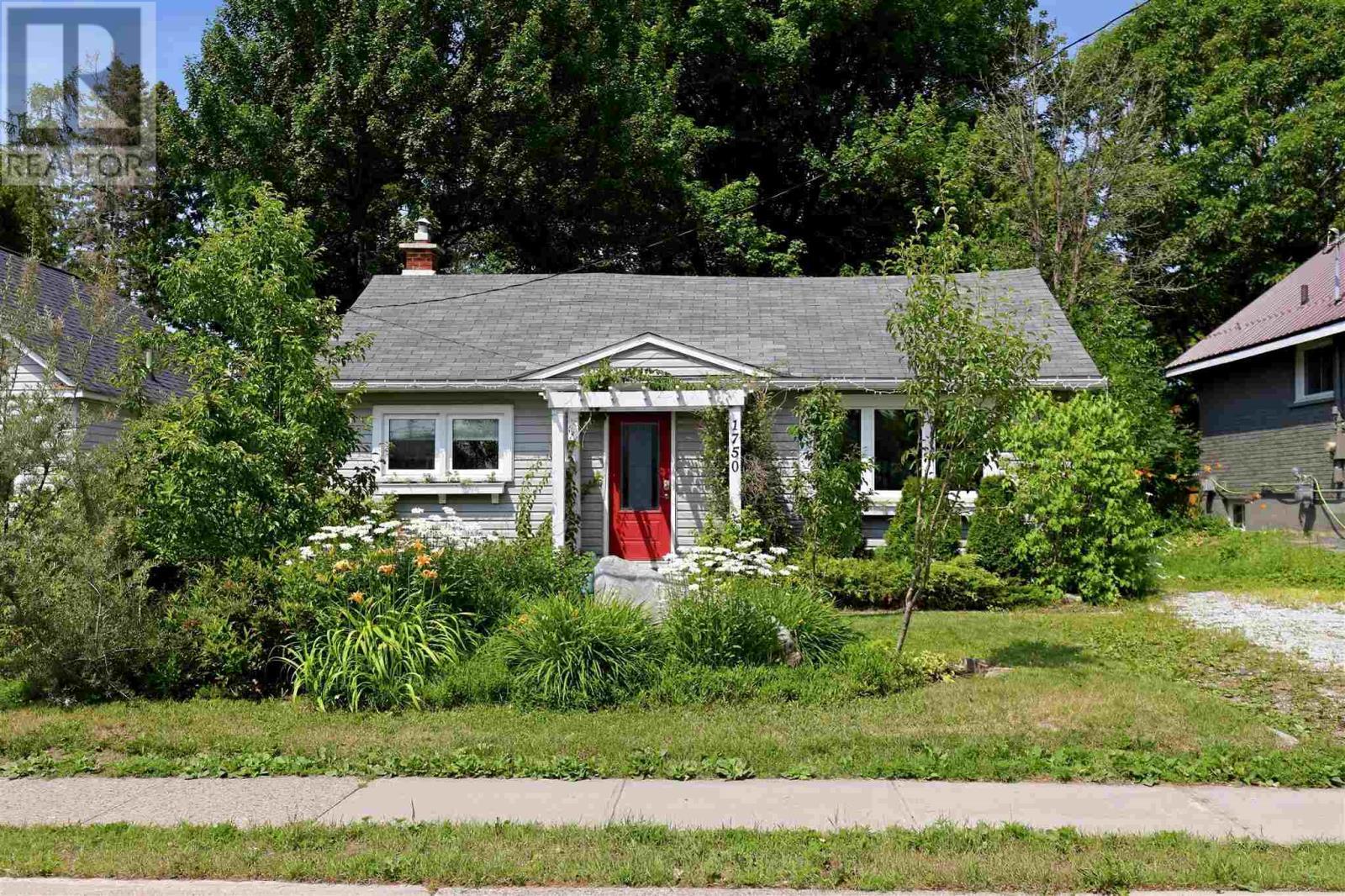 1750 Queen St E, Sault Ste. Marie, ON - Outdoor