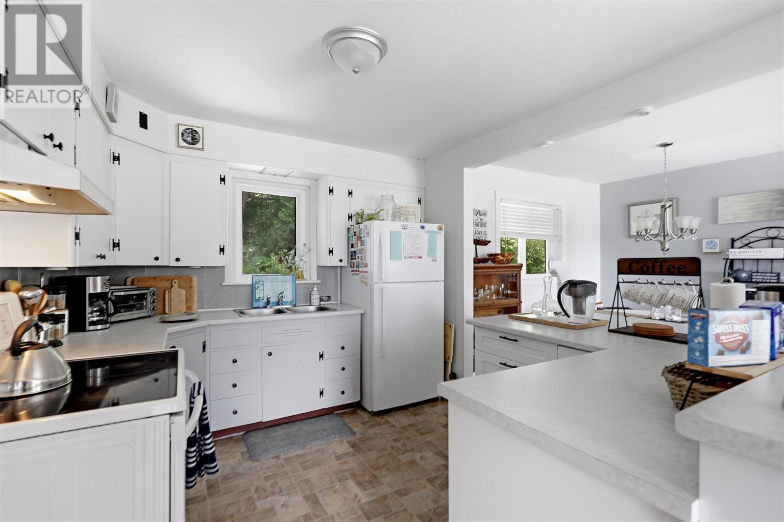 1750 Queen St E, Sault Ste. Marie, ON - Indoor Photo Showing Kitchen