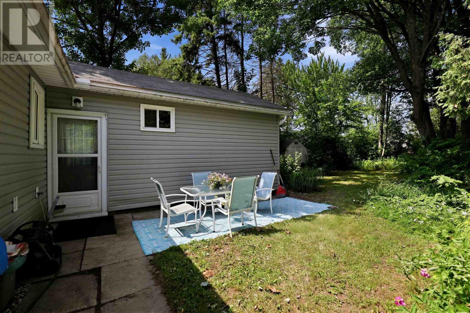 1750 Queen St E, Sault Ste. Marie, ON - Outdoor