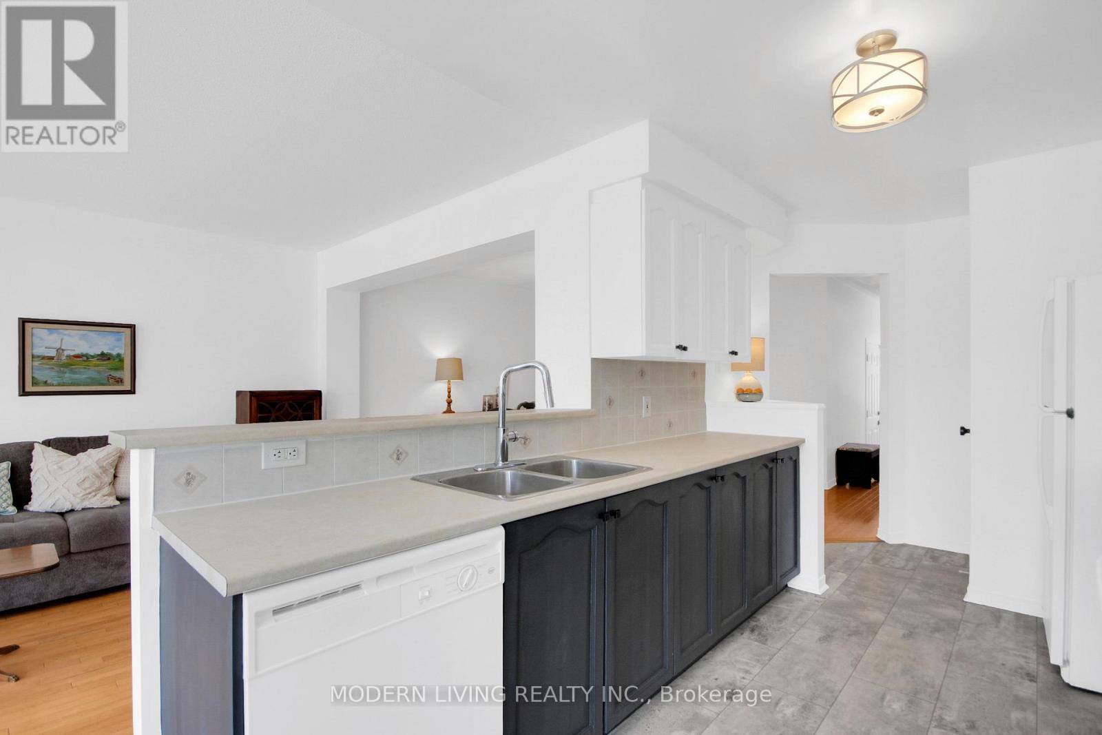 Breakfast Bar - 109 Deercroft Avenue, Ottawa, ON - Indoor Photo Showing Kitchen With Double Sink