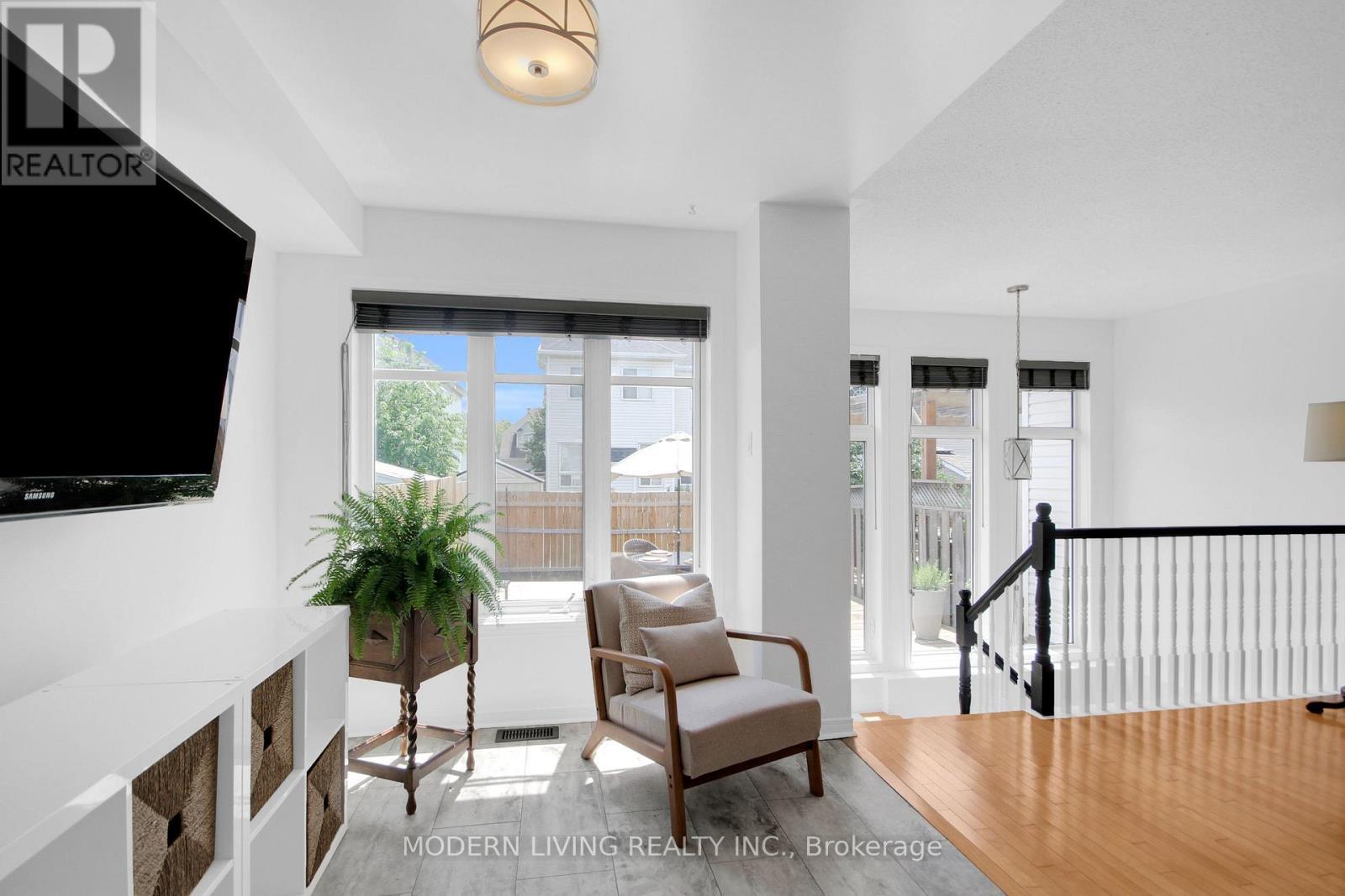 Beautiful Large Windows - 109 Deercroft Avenue, Ottawa, ON - Indoor