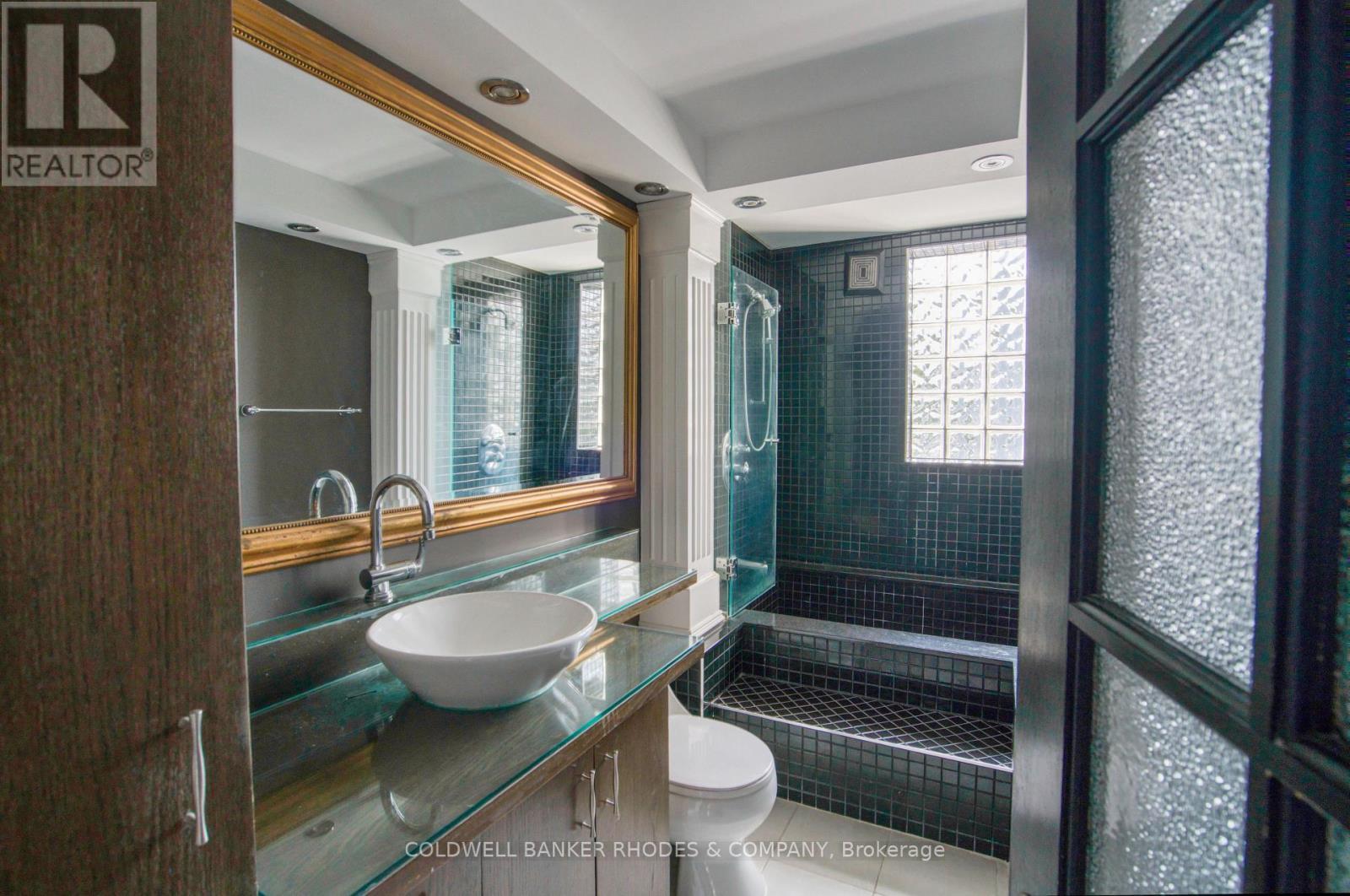 Second floor 4 piece bathroom - 300 St Andrew Street, Ottawa, ON - Indoor Photo Showing Bathroom