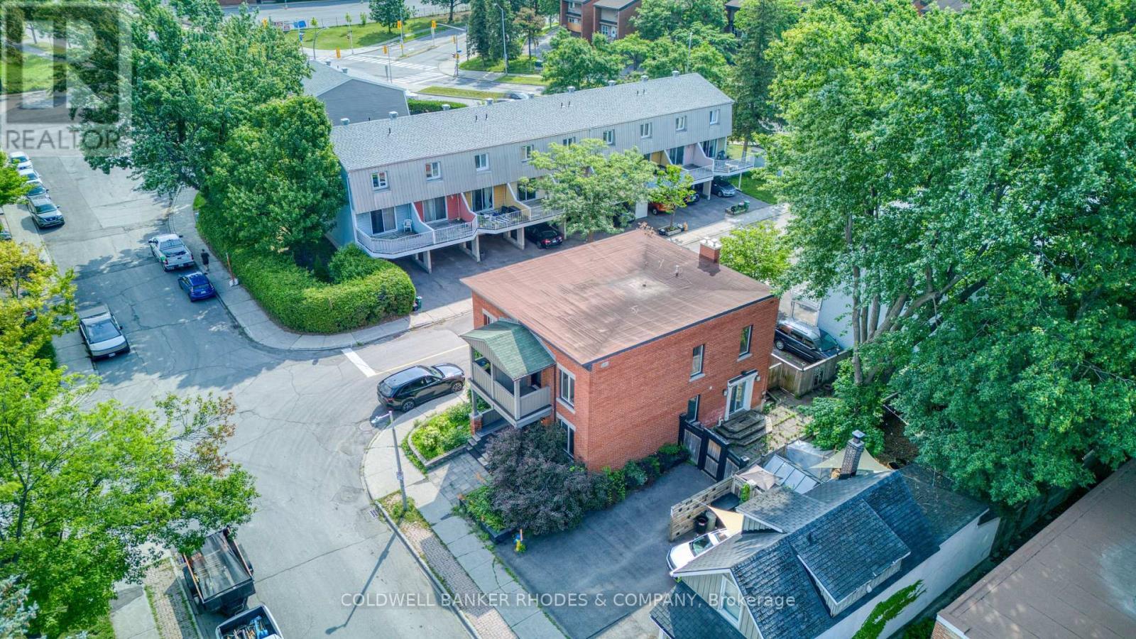 Located on the corner in a quiet central street - 300 St Andrew Street, Ottawa, ON - Outdoor