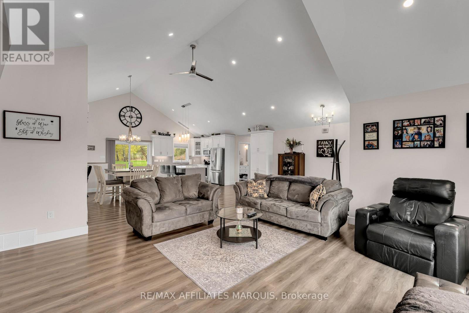 9517 County Road 42 Road, Rideau Lakes, ON - Indoor Photo Showing Living Room