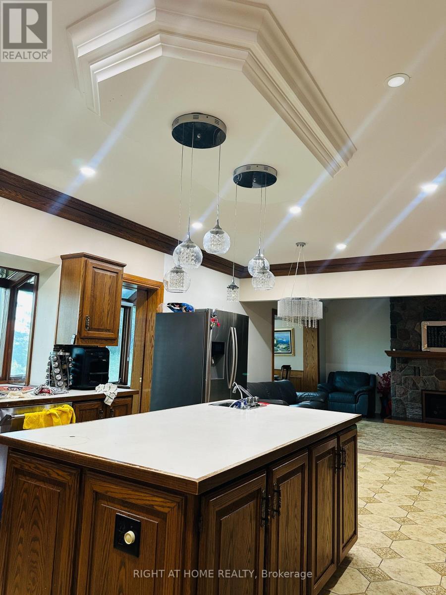 12 Keily Crescent E, Caledon, ON - Indoor Photo Showing Kitchen
