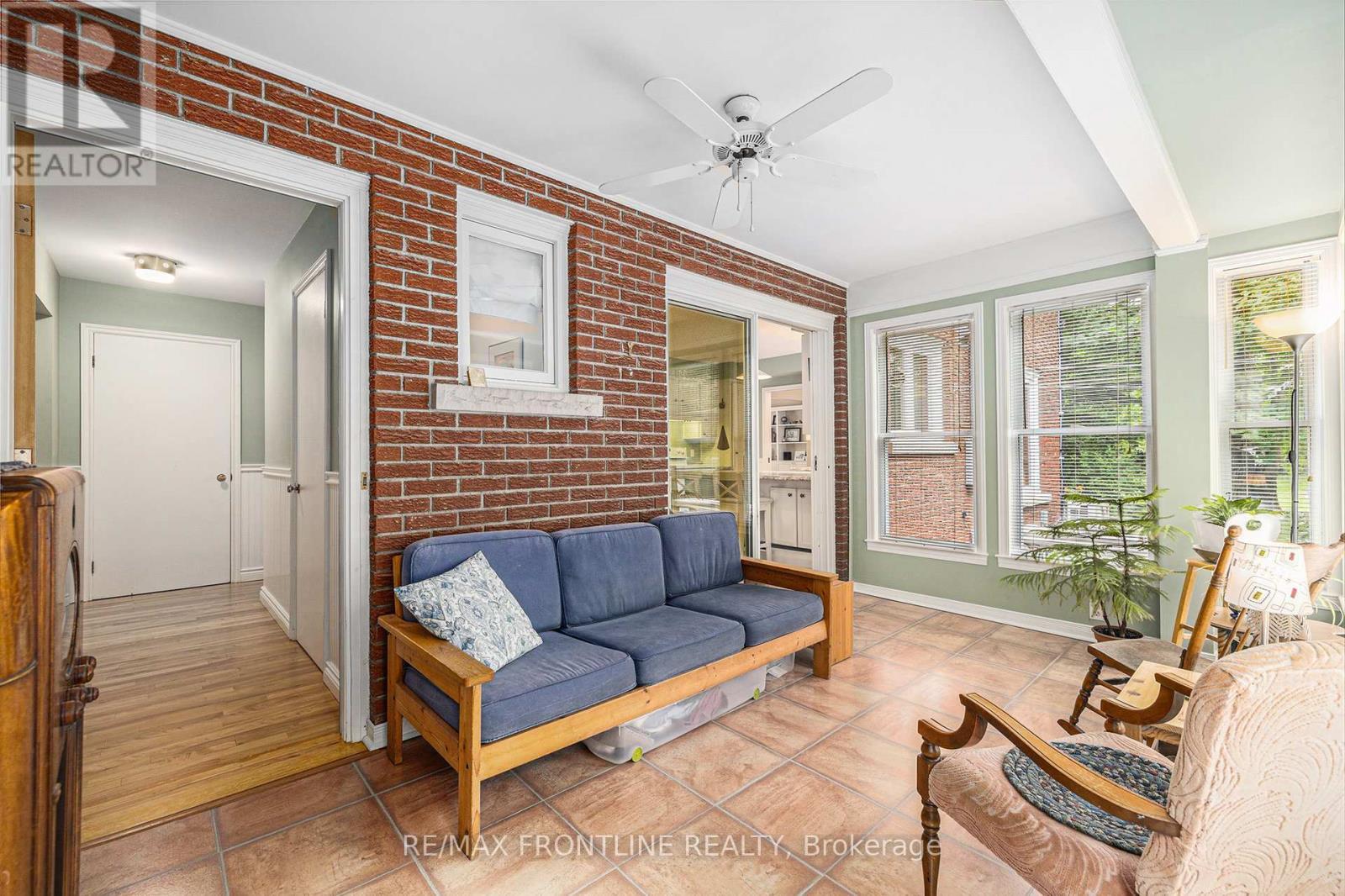 12 Glenview Crescent, Perth, ON - Indoor Photo Showing Living Room
