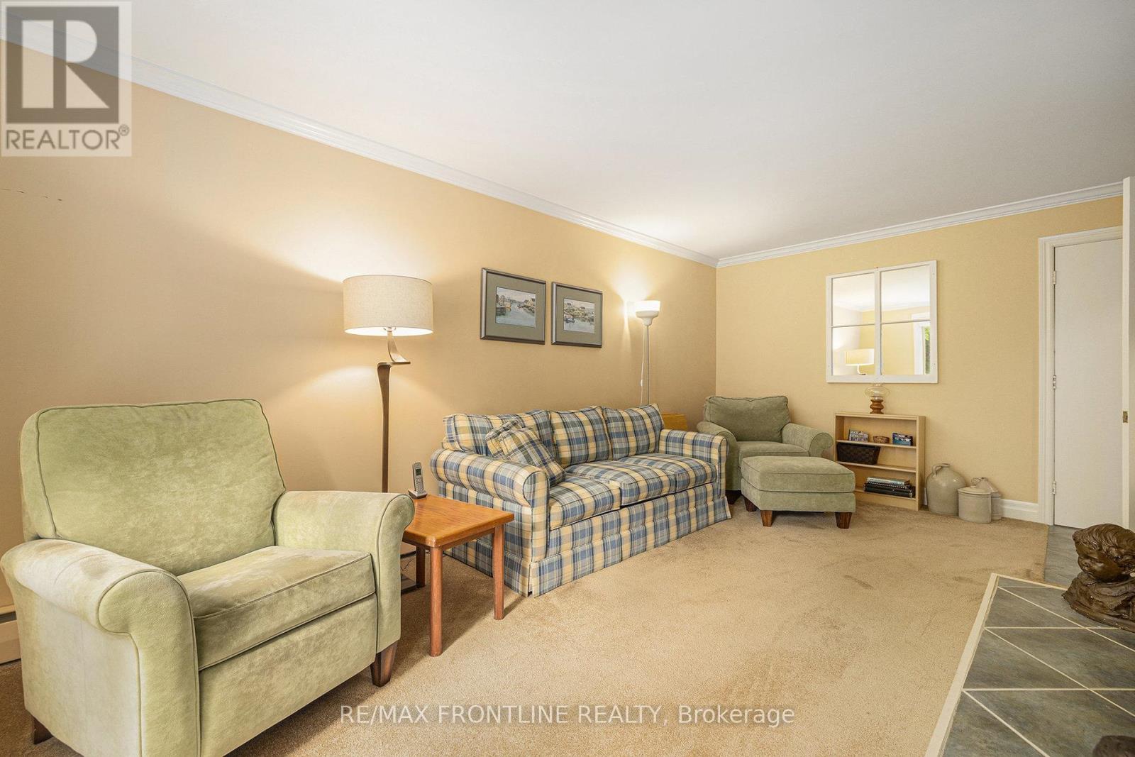 12 Glenview Crescent, Perth, ON - Indoor Photo Showing Living Room