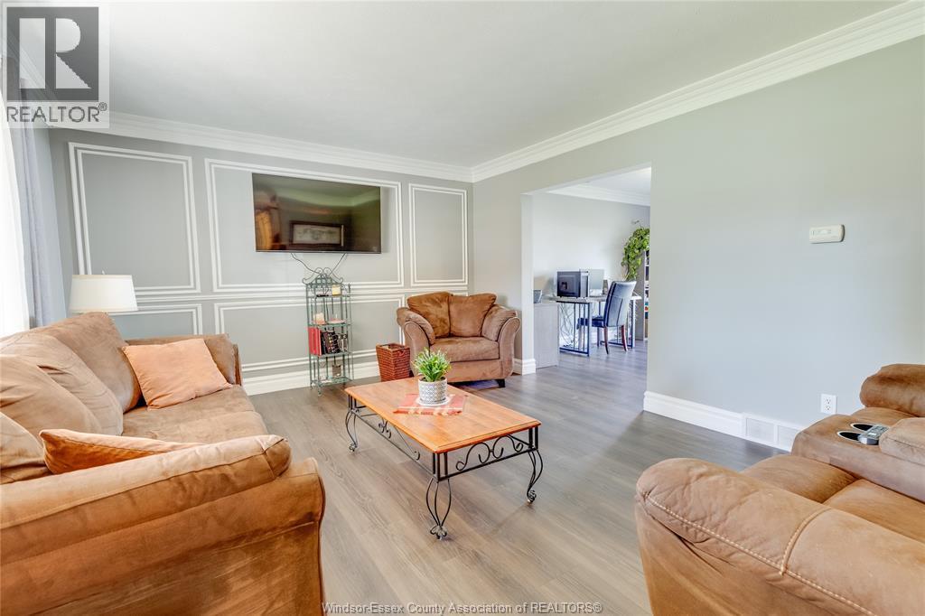 503 Regent, St. Clair Beach, ON - Indoor Photo Showing Living Room
