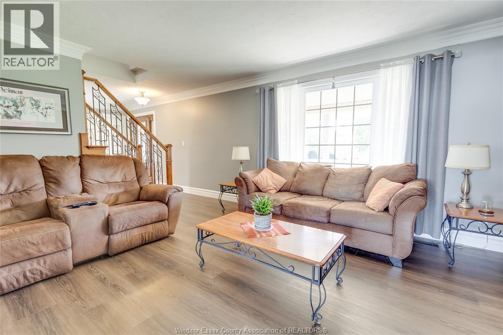 503 Regent, St. Clair Beach, ON - Indoor Photo Showing Living Room
