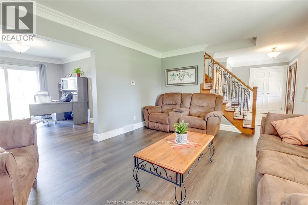 503 Regent, St. Clair Beach, ON - Indoor Photo Showing Living Room