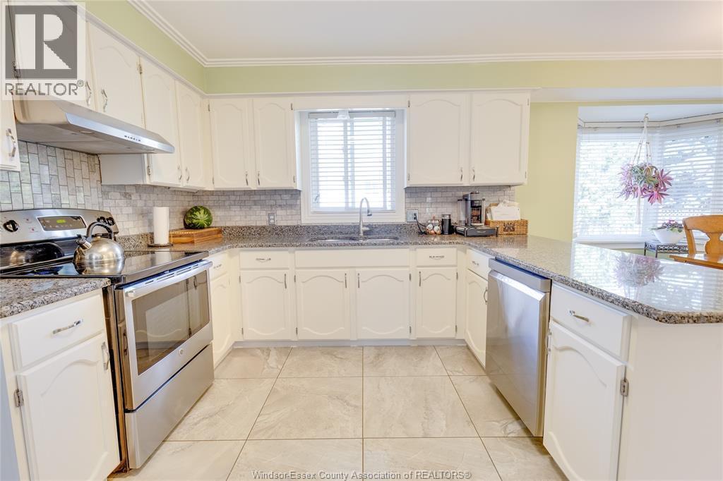 503 Regent, St. Clair Beach, ON - Indoor Photo Showing Kitchen
