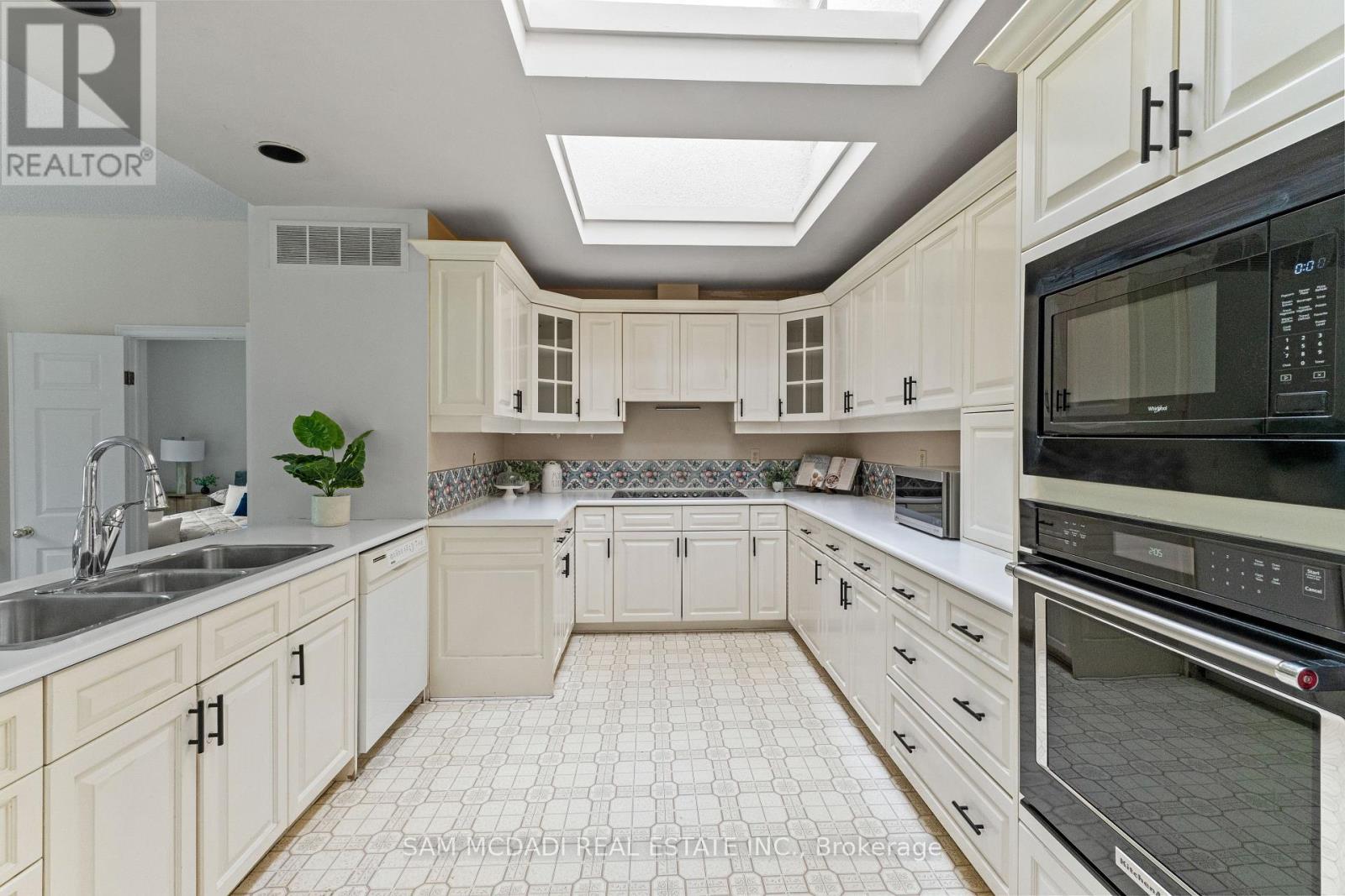 521 Vanessa Crescent, Mississauga, ON - Indoor Photo Showing Kitchen With Double Sink