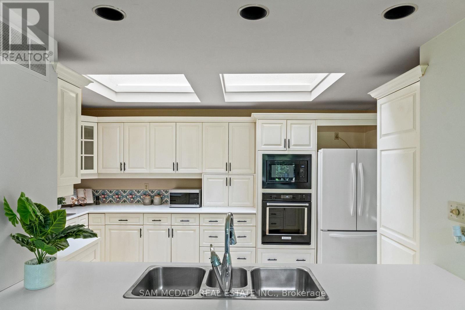 521 Vanessa Crescent, Mississauga, ON - Indoor Photo Showing Kitchen