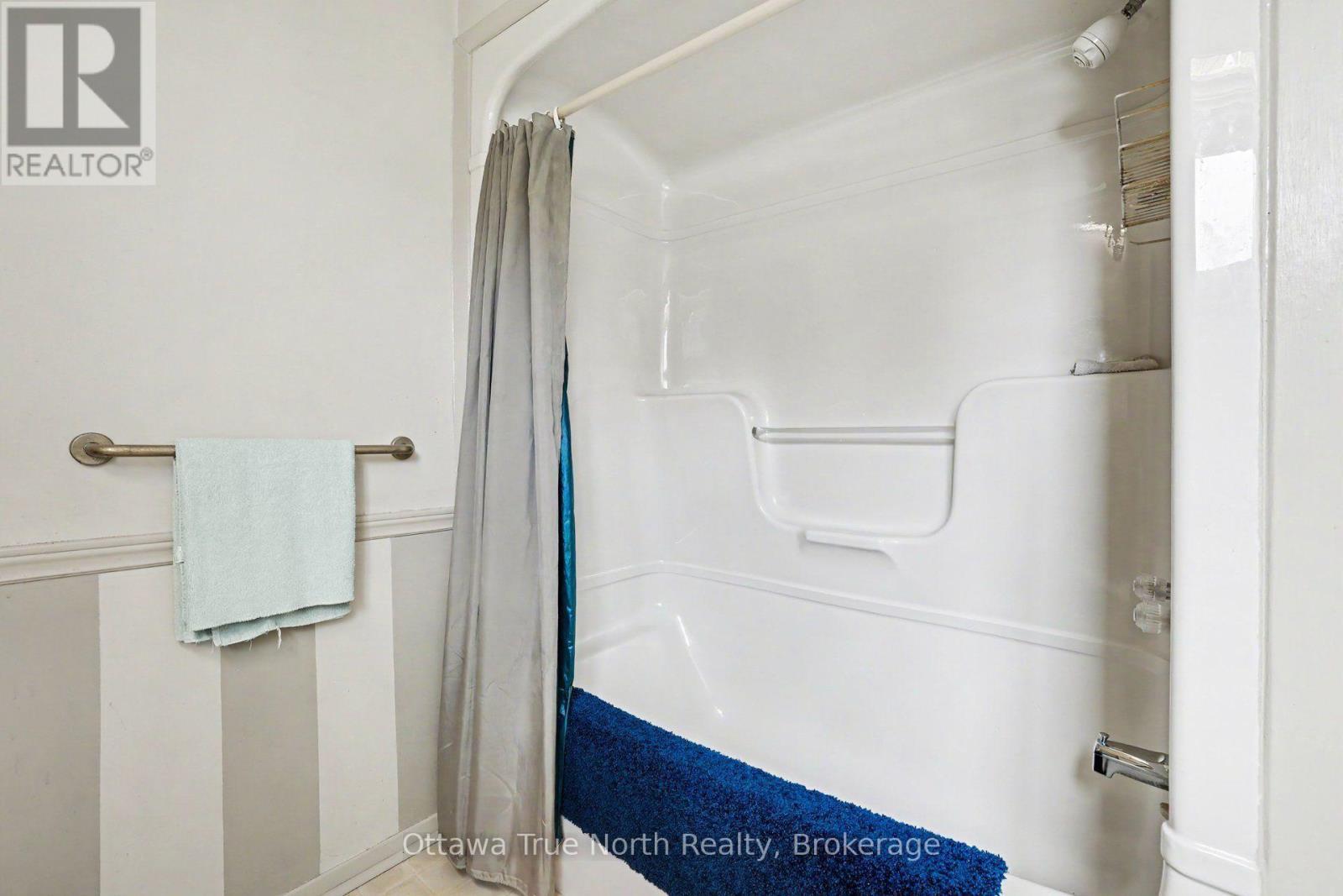 2nd floor main bath - 41 Aldgate Crescent, Ottawa, ON - Indoor Photo Showing Bathroom