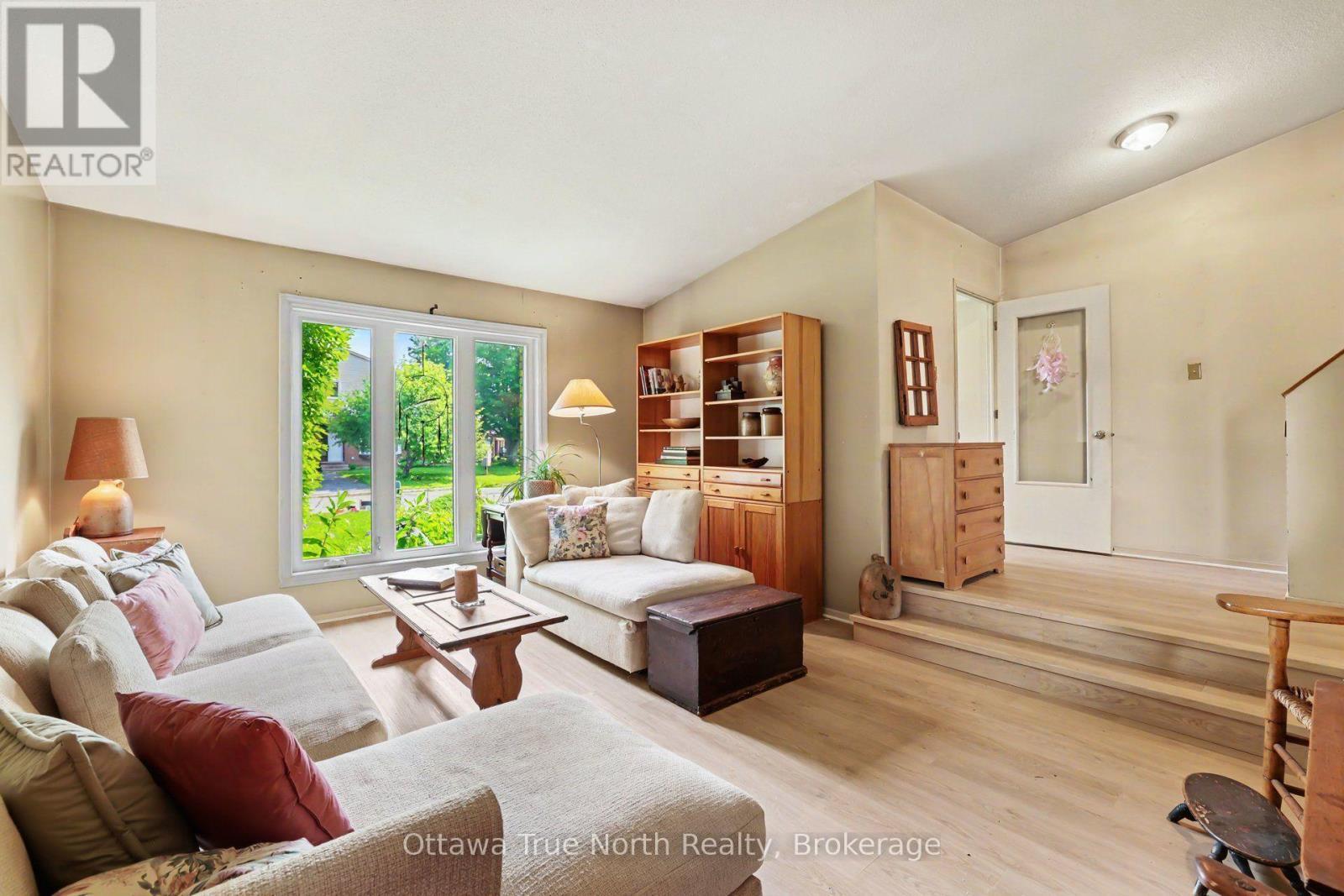 41 Aldgate Crescent, Ottawa, ON - Indoor Photo Showing Living Room