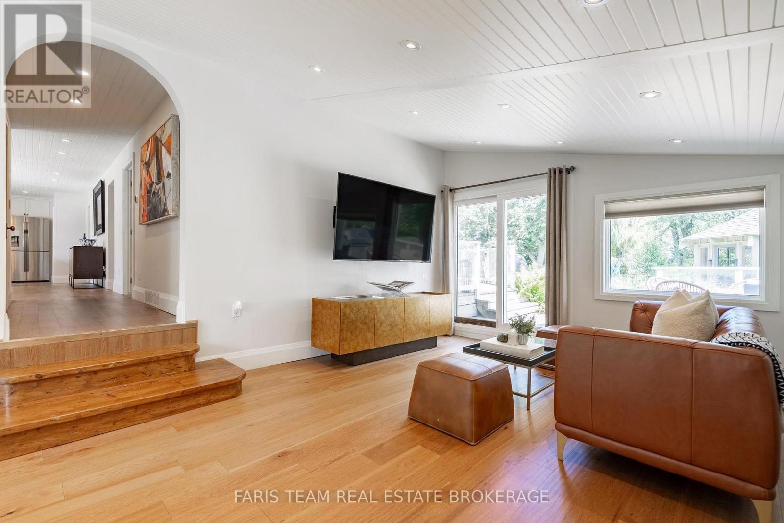 27 Poplar Crescent, Ramara, ON - Indoor Photo Showing Living Room