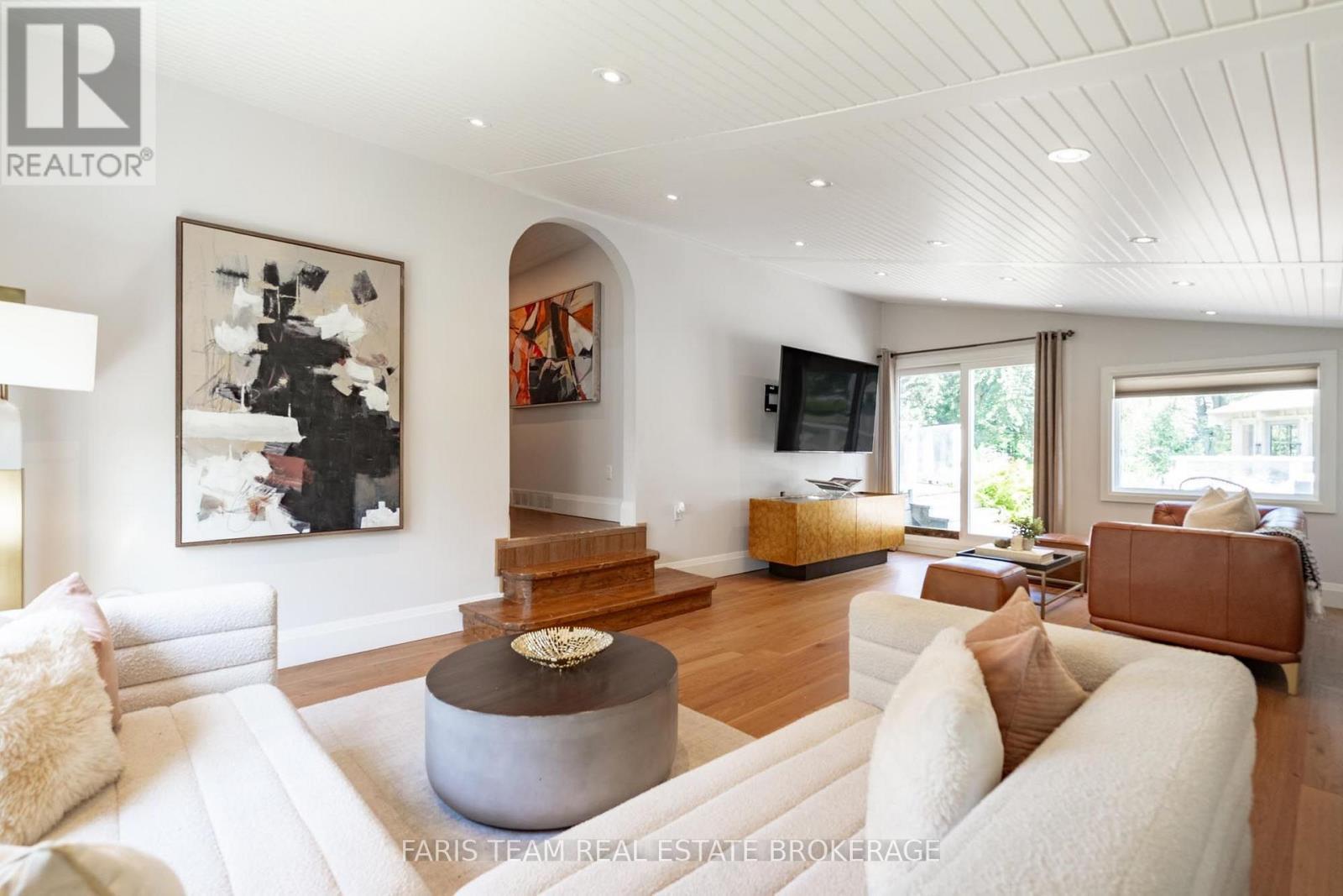 27 Poplar Crescent, Ramara, ON - Indoor Photo Showing Living Room