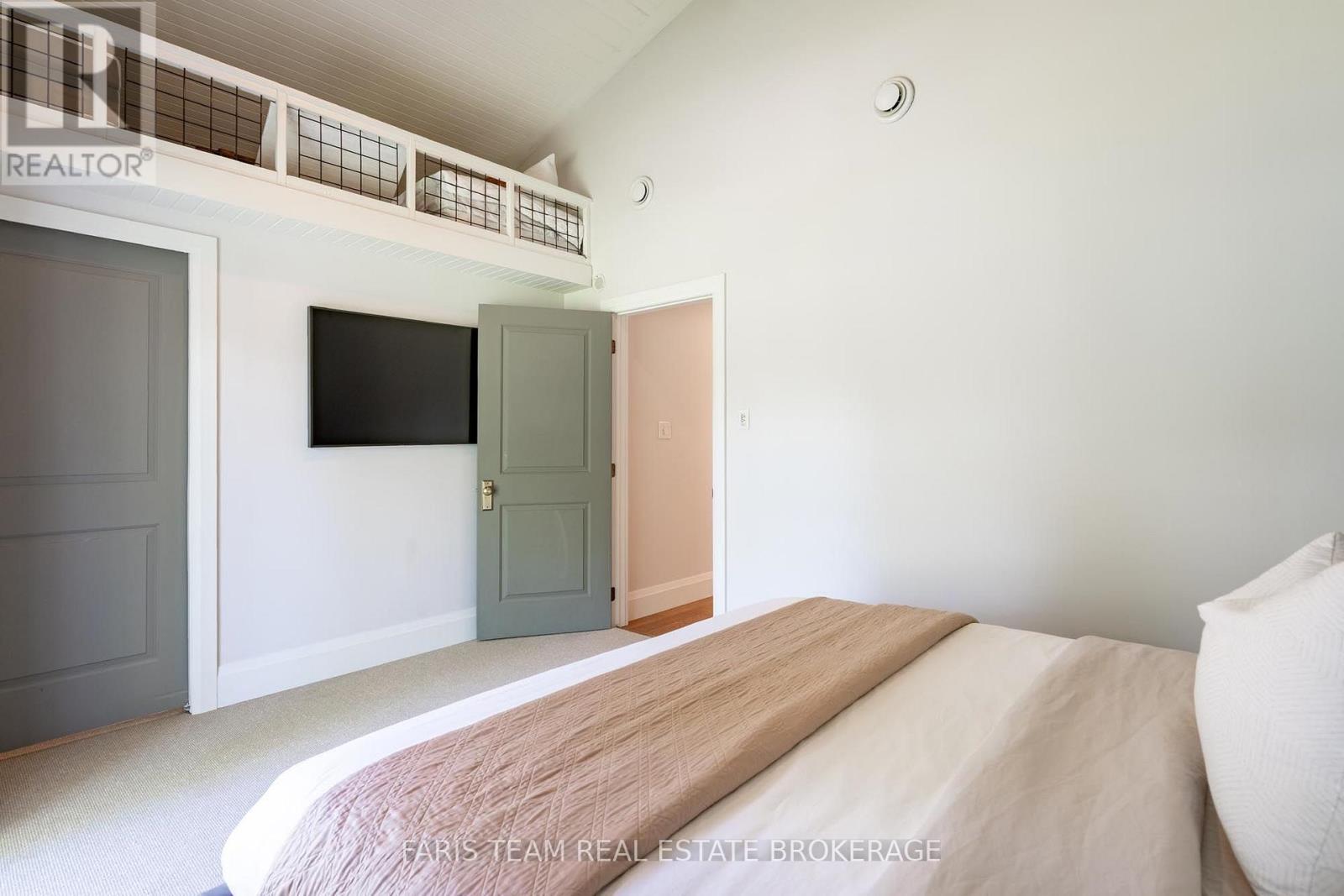 27 Poplar Crescent, Ramara, ON - Indoor Photo Showing Bedroom