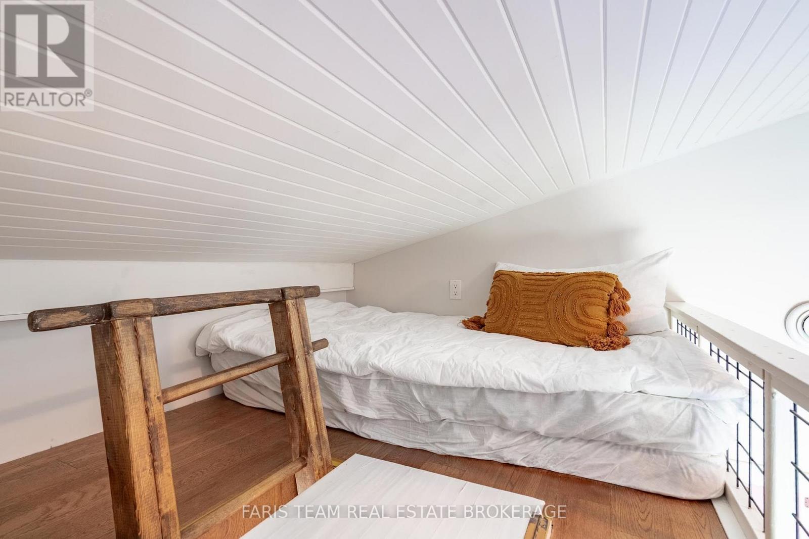 27 Poplar Crescent, Ramara, ON - Indoor Photo Showing Bedroom