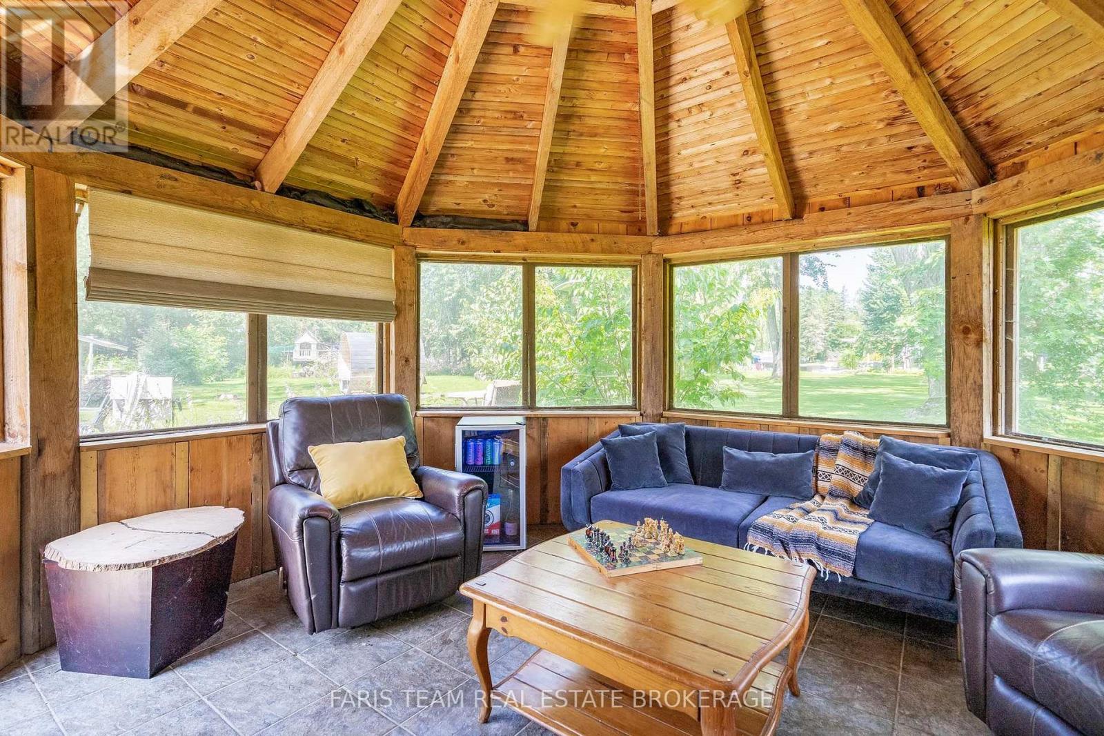 27 Poplar Crescent, Ramara, ON - Indoor Photo Showing Living Room