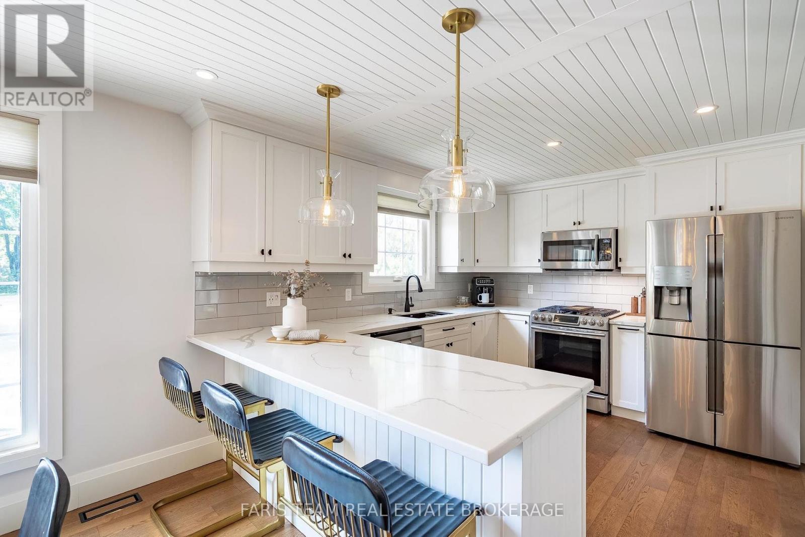 27 Poplar Crescent, Ramara, ON - Indoor Photo Showing Kitchen With Upgraded Kitchen
