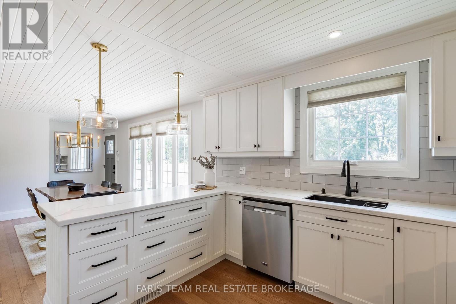27 Poplar Crescent, Ramara, ON - Indoor Photo Showing Kitchen With Upgraded Kitchen