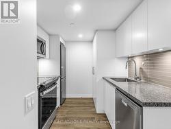 QUARTZ KITCHEN COUNTERTOP - 