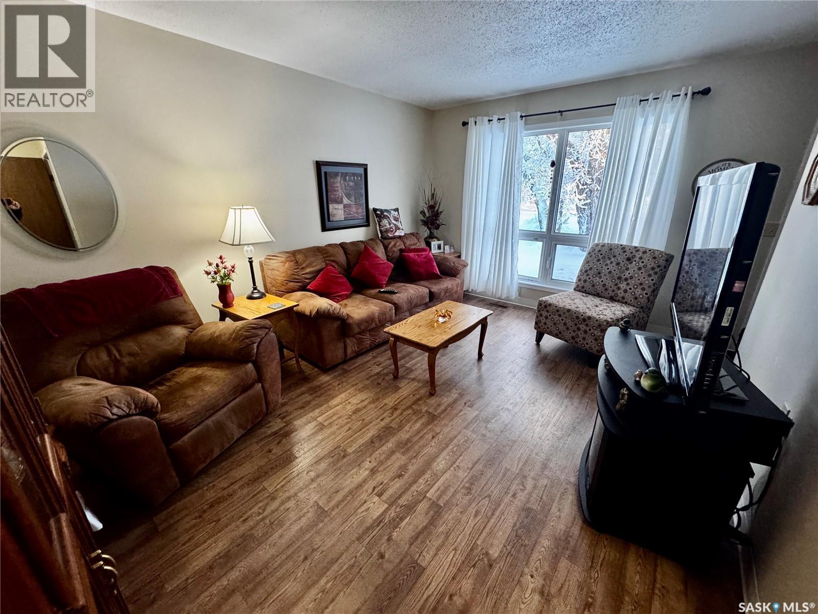 A & B 129 1St Avenue W, Margo, SK - Indoor Photo Showing Living Room