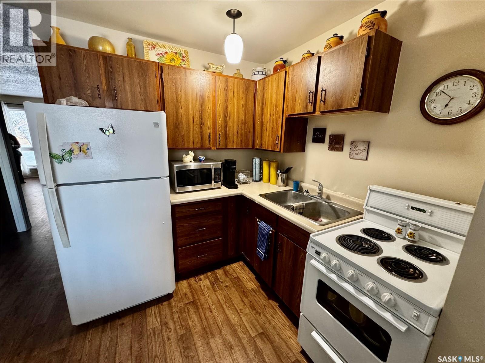 A & B 129 1St Avenue W, Margo, SK - Indoor Photo Showing Kitchen With Double Sink