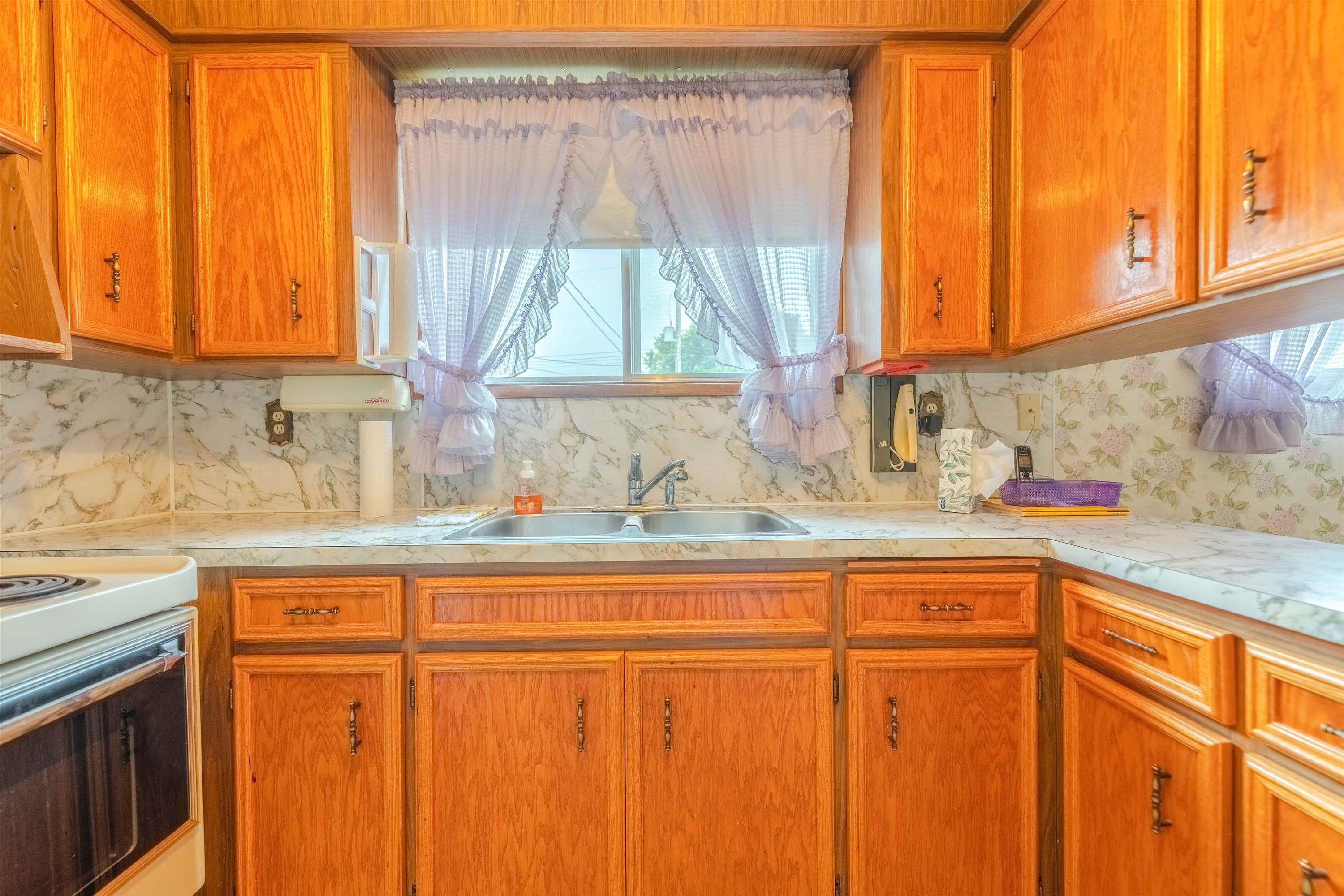 283 Carl Avenue E, Thunder Bay, ON - Indoor Photo Showing Kitchen With Double Sink