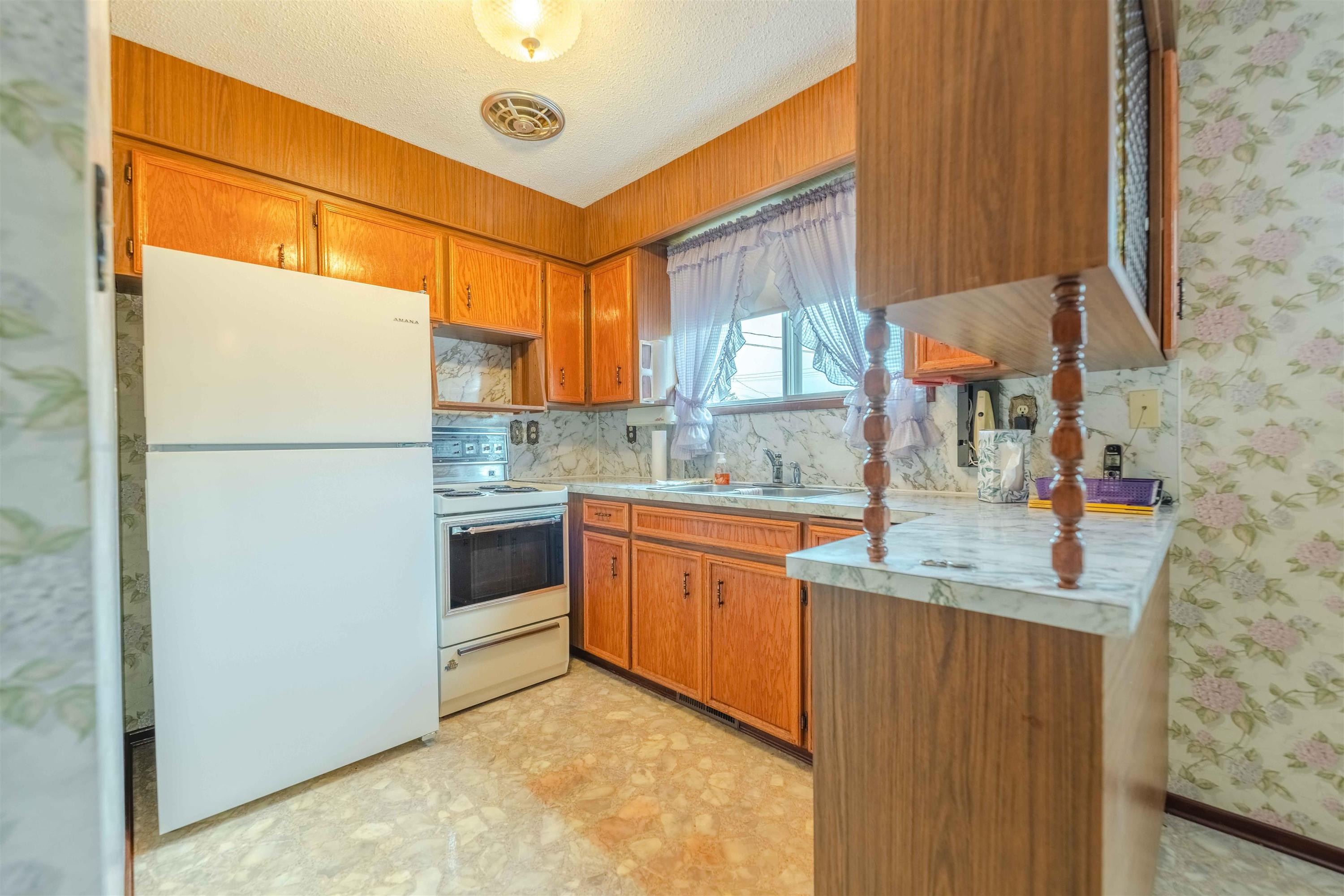 283 Carl Avenue E, Thunder Bay, ON - Indoor Photo Showing Kitchen