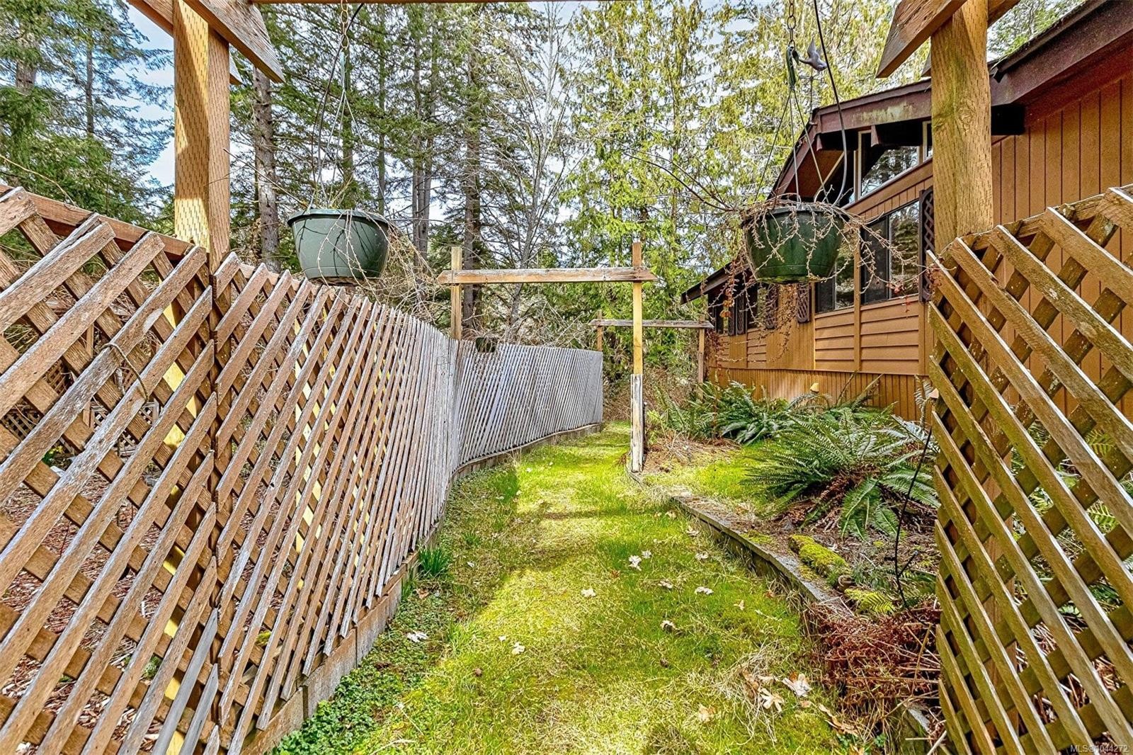 2298 Munn Rd, Highlands, BC