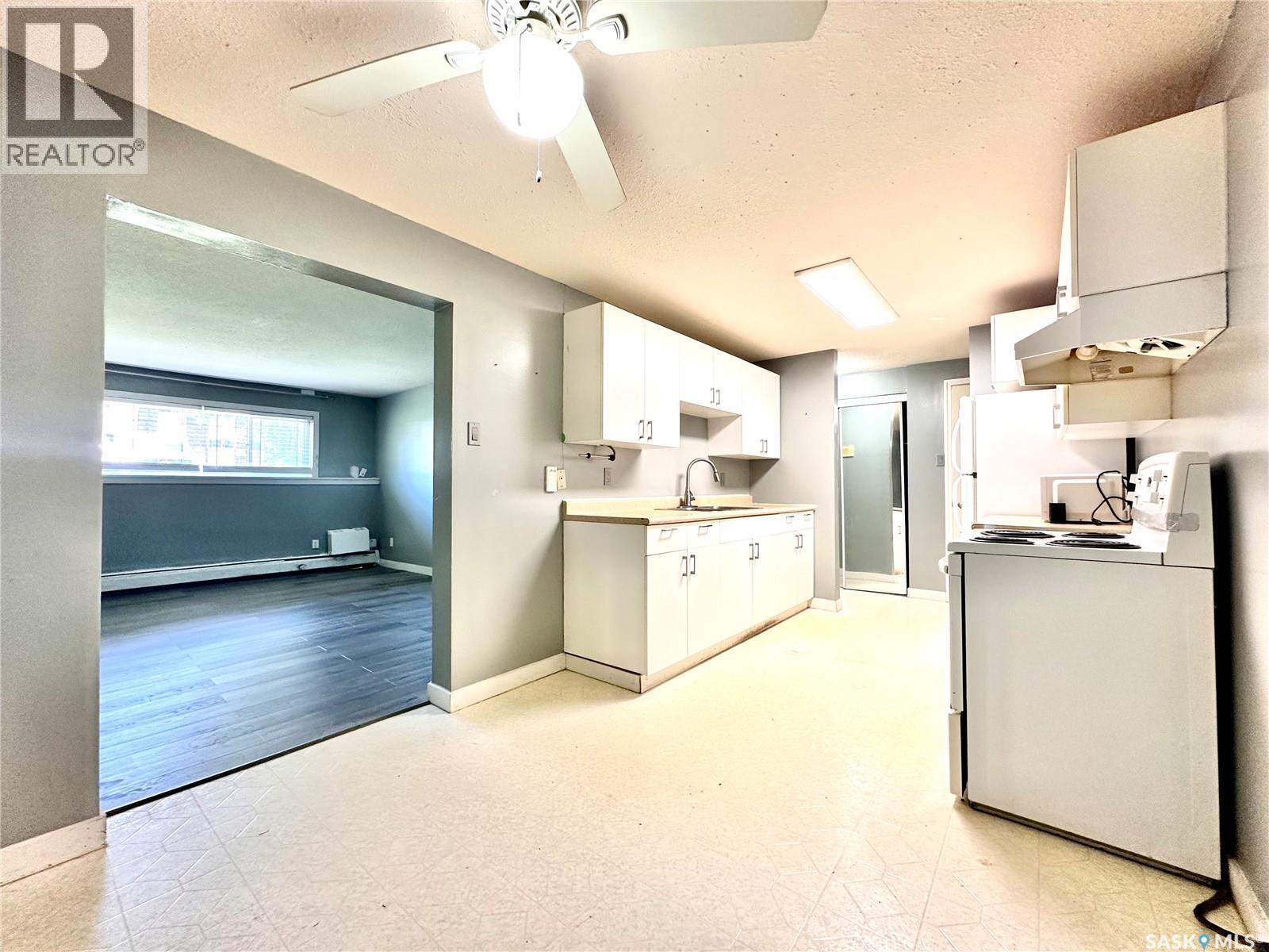 4 3625 Chaben Place, Saskatoon, SK - Indoor Photo Showing Kitchen