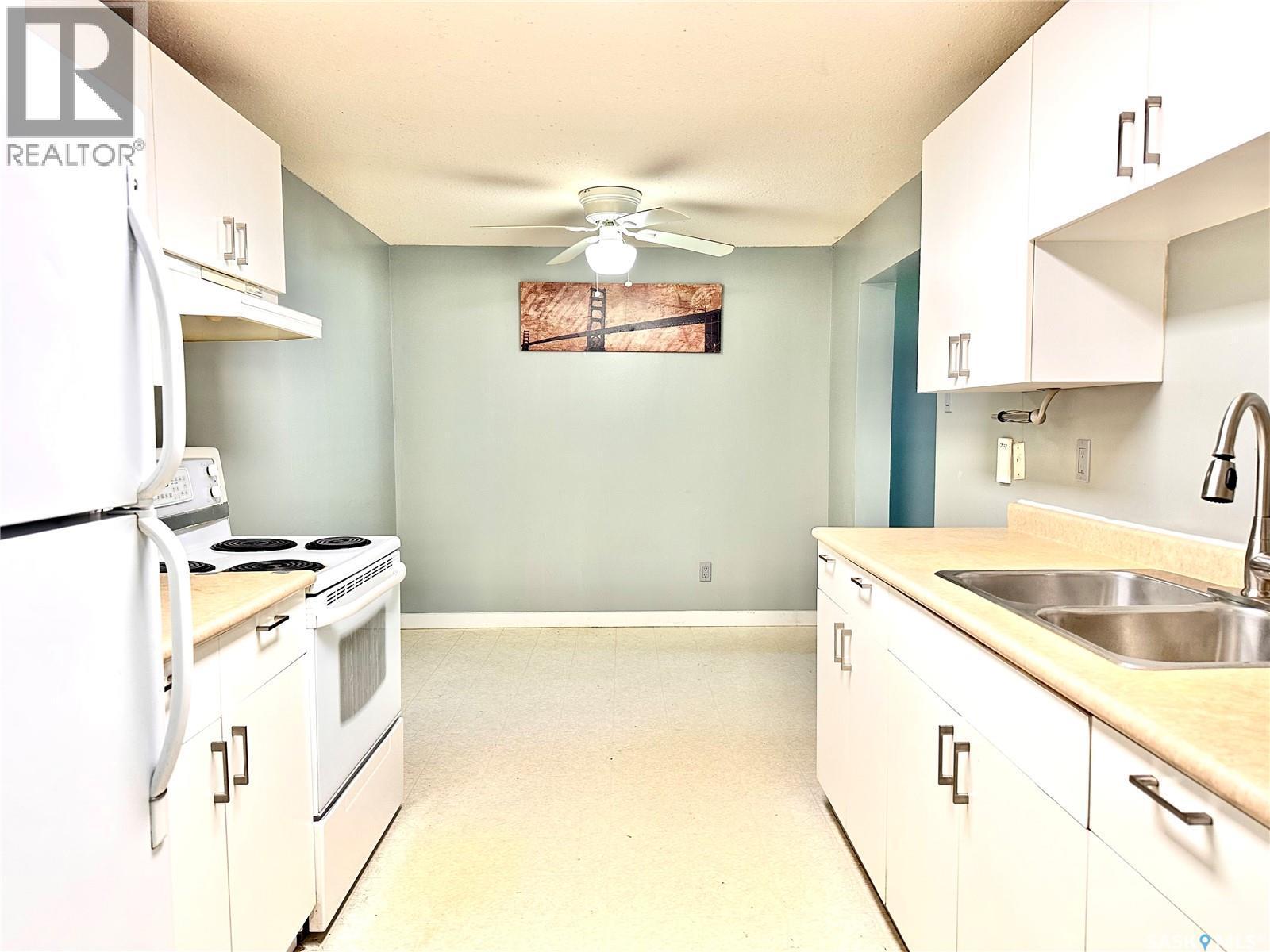 4 3625 Chaben Place, Saskatoon, SK - Indoor Photo Showing Kitchen With Double Sink