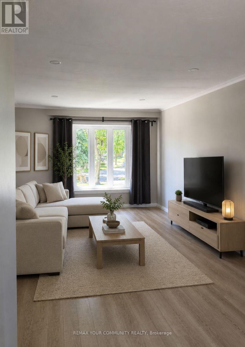 3796 Wyewood Road, Mississauga, ON - Indoor Photo Showing Living Room