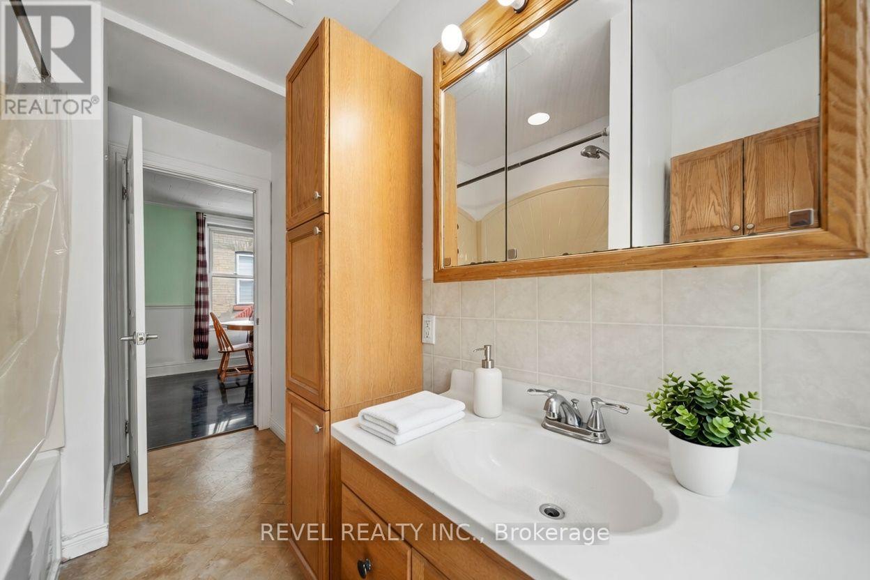 Bathroom 1- virtually staged - 7 Maple Street, St. Thomas, ON - Indoor Photo Showing Bathroom