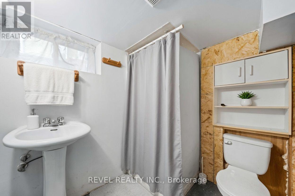 Bathroom 2 - 7 Maple Street, St. Thomas, ON - Indoor Photo Showing Bathroom