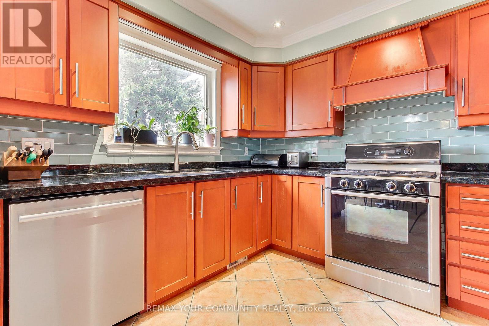 4229 Brandon Gate Drive, Mississauga, ON - Indoor Photo Showing Kitchen