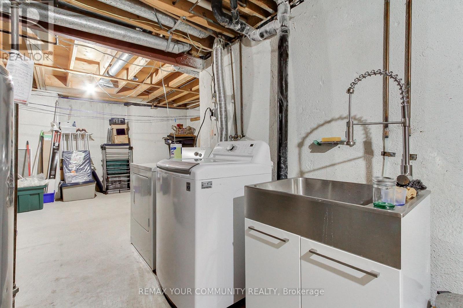 4229 Brandon Gate Drive, Mississauga, ON - Indoor Photo Showing Laundry Room