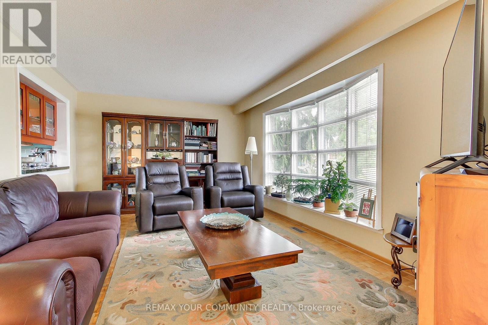 4229 Brandon Gate Drive, Mississauga, ON - Indoor Photo Showing Living Room
