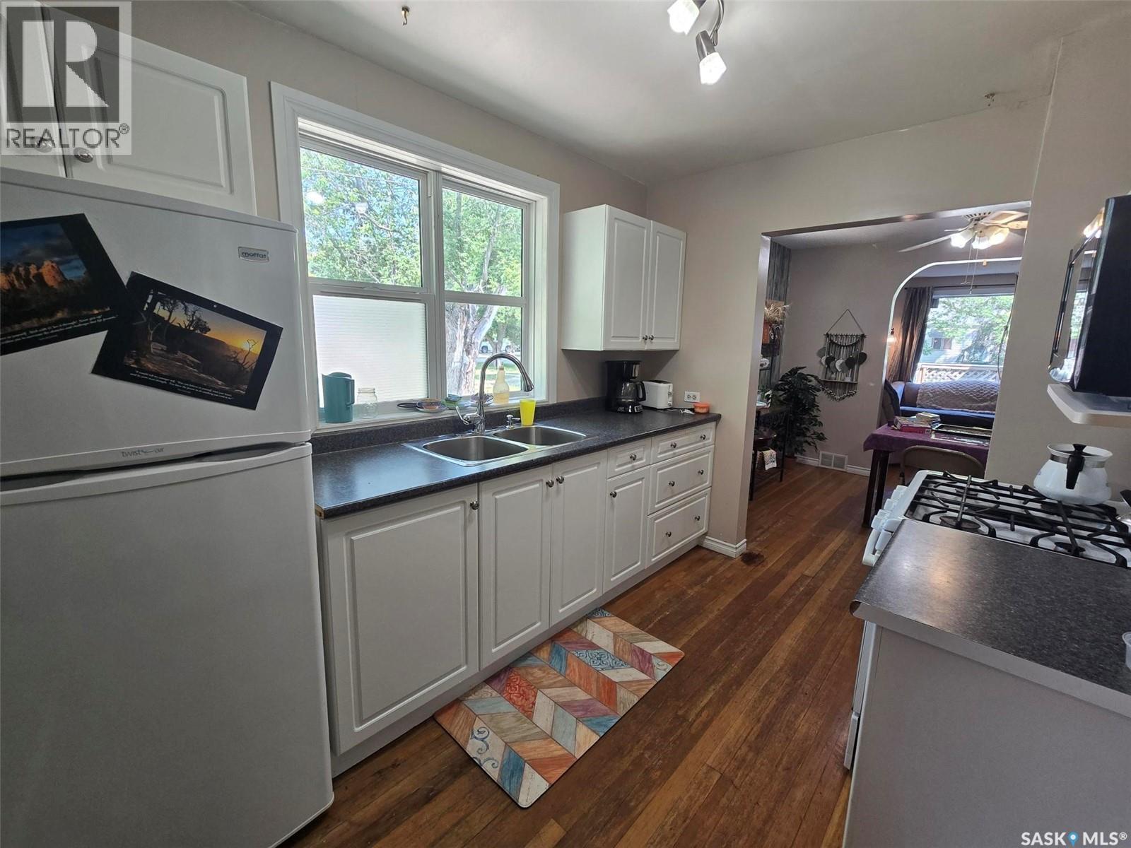 910 Pacific Street, Grenfell, SK - Indoor Photo Showing Kitchen With Double Sink